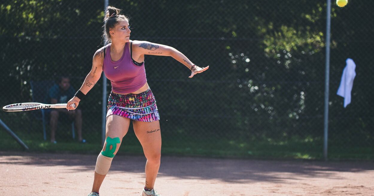 O româncă din WTA a dezvăluit mesajul ireal primit din partea unui bărbat care a pariat „20 de milioane pe break” la meciul ei: „Să îți iei medicamente de toți banii!” FOTO