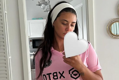 Cântăreața Antonia a încins imaginația fanilor după ce s-a fotografiat doar într-un tricou al lui Leo Messi de la Inter Miami. „Nu fiți microbiști din ăia agresivi”. GALERIE FOTO