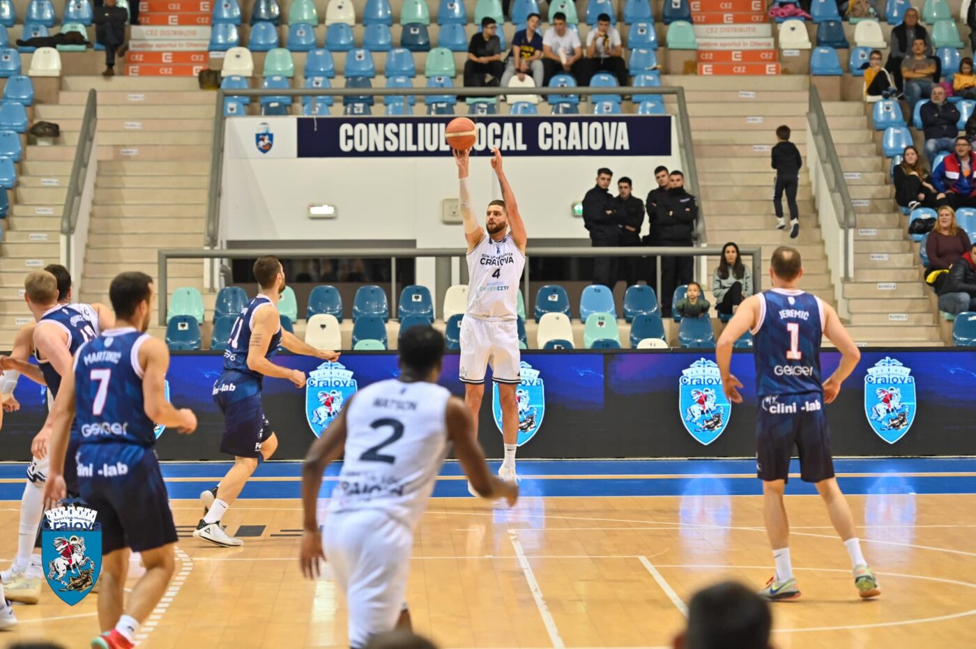 Bătaie generală la meciul de baschet dintre BC Mureş și SCMU Craiova! Cinci jucători, eliminaţi. VIDEO