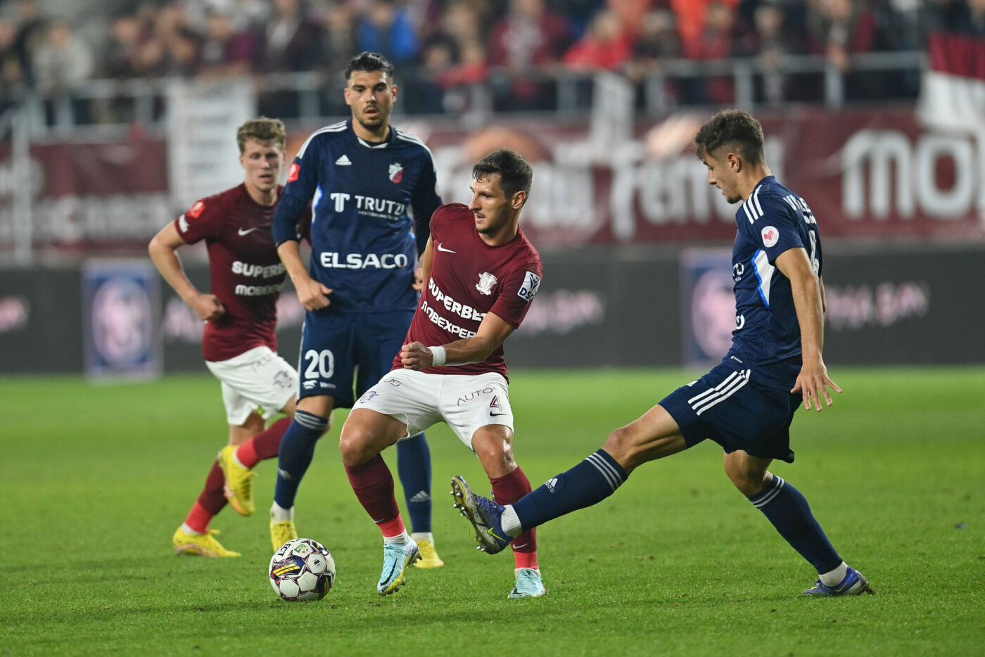 Două transferuri dintr-un foc la rivala lui Dinamo din Superliga! Un fost jucător al „câinilor” şi unul care a fost la FCSB au semnat