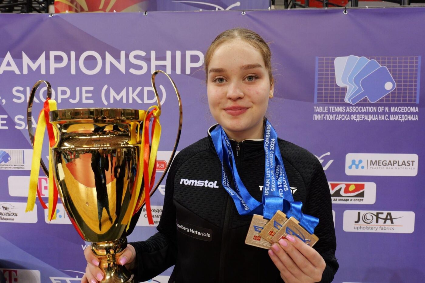 Cine este Elena Zaharia, noua vicecampioană mondială de juniori la tenis de masă, fata cu voință de fier. „A fost cusută şi toată noaptea a stat cu o atelă ghipsată. A doua zi a vrut să intre în concurs”. GALERIE FOTO