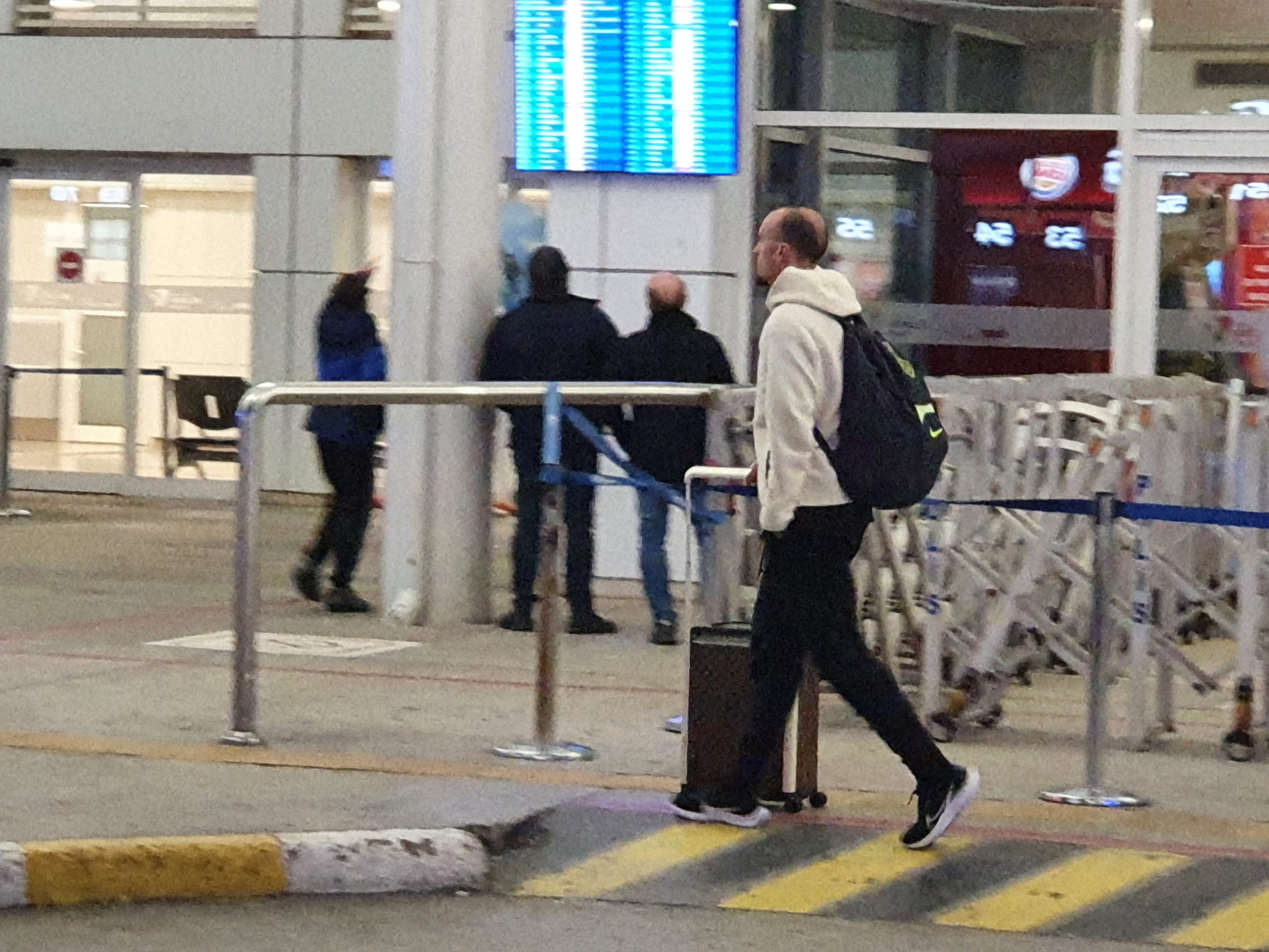Primele imagini cu fotbaliştii FCSB în Antalya! Chiricheş a ieşit ca un adevărat lider din aeroport, iar noile transferuri s-au unit. FOTO EXCLUSIV