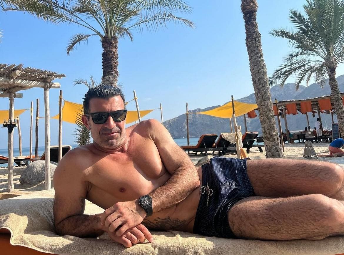 A fost coleg cu Gică Hagi și Gică Popescu! Un fost mare fotbalist de la FC Barcelona poate fi manechin la 51 de ani. GALERIE FOTO