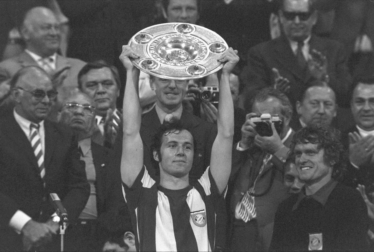 Doliu la nivel național în Germania după moartea dublului câștigător al „Balonului de Aur” Franz Beckenbauer! Bayern e puternic afectată de decesul fundașului care a jucat 13 ani în Bavaria și deja îl plânge pe „der Kaiser”: „Lumea a devenit dintr-o dată mai întunecată”