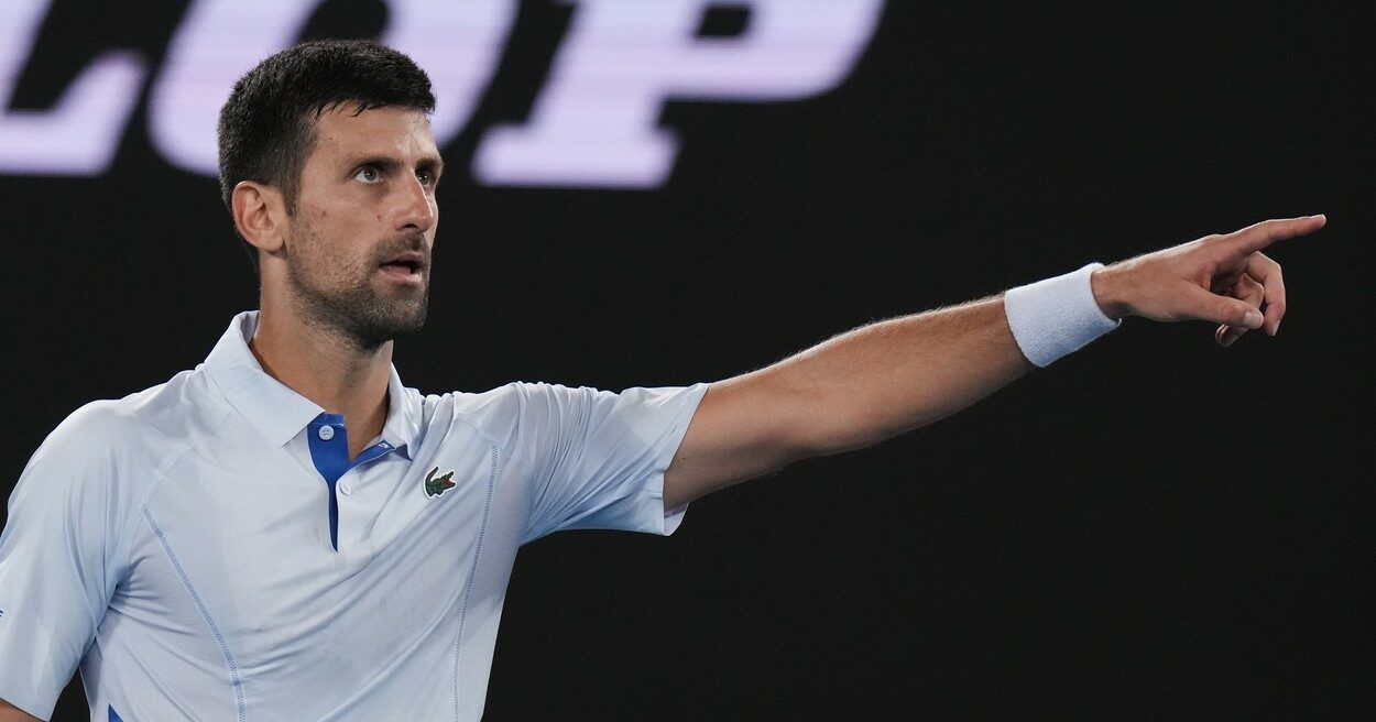 Momente incredibile la Australian Open! Novak Djokovic, un car de nervi după ce spectatorii i-au arătat semne obscene! Ce a făcut campionul en-titre la meciul de debut. VIDEO