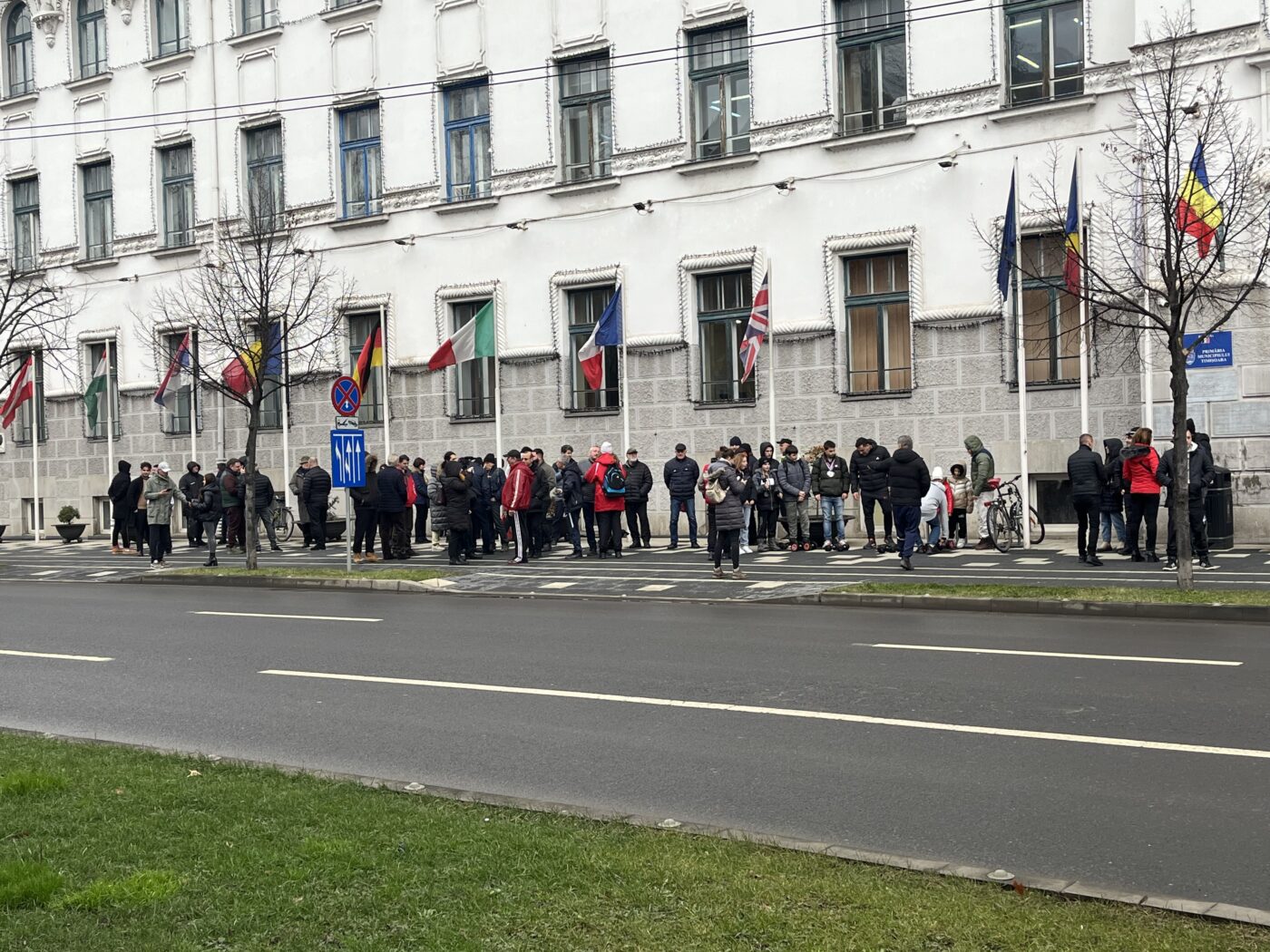 Protest în fața Primăriei Timișoara: un fost culturist, dar și un club de caiac-canoe care a rămas fără hangar de bărci își varsă nemulțumirea