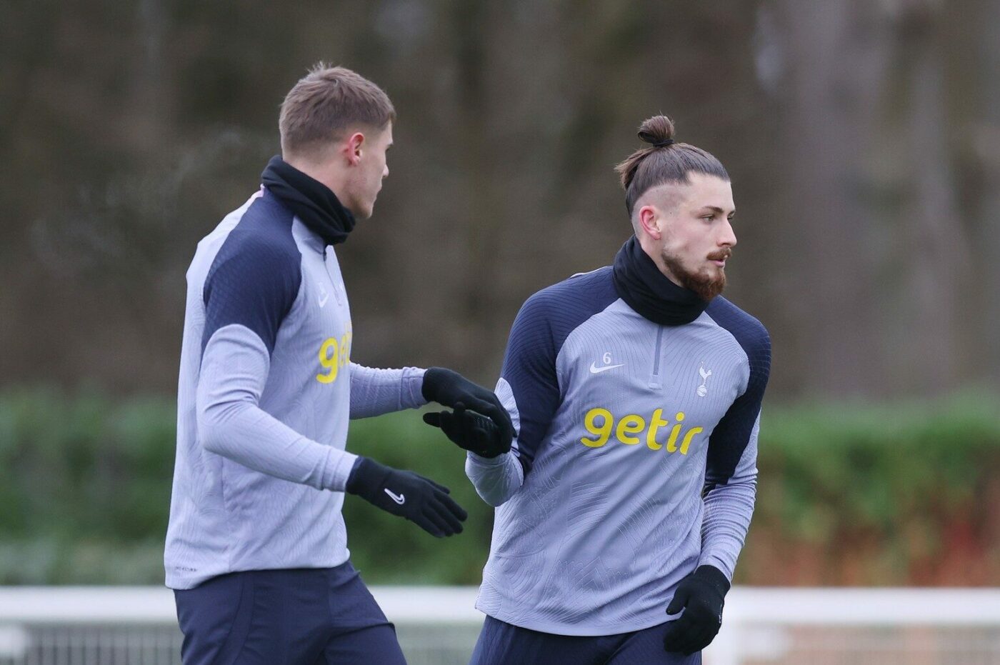 Ce sumă imensă câștigă Radu Drăgușin la fiecare meci jucat pentru Tottenham! Foarte puțini români câștigă lunar banii pe care fotbalistul îi primește pentru o partidă