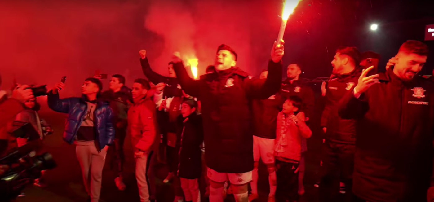 Imagini senzaționale cu fotbaliştii Rapidului sărbătorind victoria cu Dinamo alături de galerie, în Giuleşti! Aşteptați de ultrași ca după un trofeu