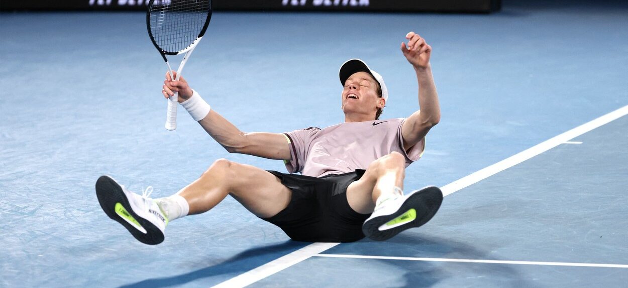 Jannik Sinner e noul campion de la Australian Open, după o revenire senzațională în fața lui Daniil Medvedev! Elevul lui Darren Cahill a pus mâna pe primul trofeu de Grand Slam al carierei