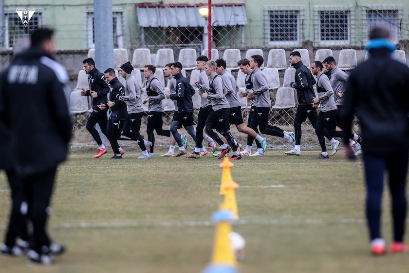 UTA și-a reluat pregătirile cu o singură noutate la nivel de lot! Fotbalistul cu 100 de meciuri în Superligă care vrea să-l convingă pe Rednic