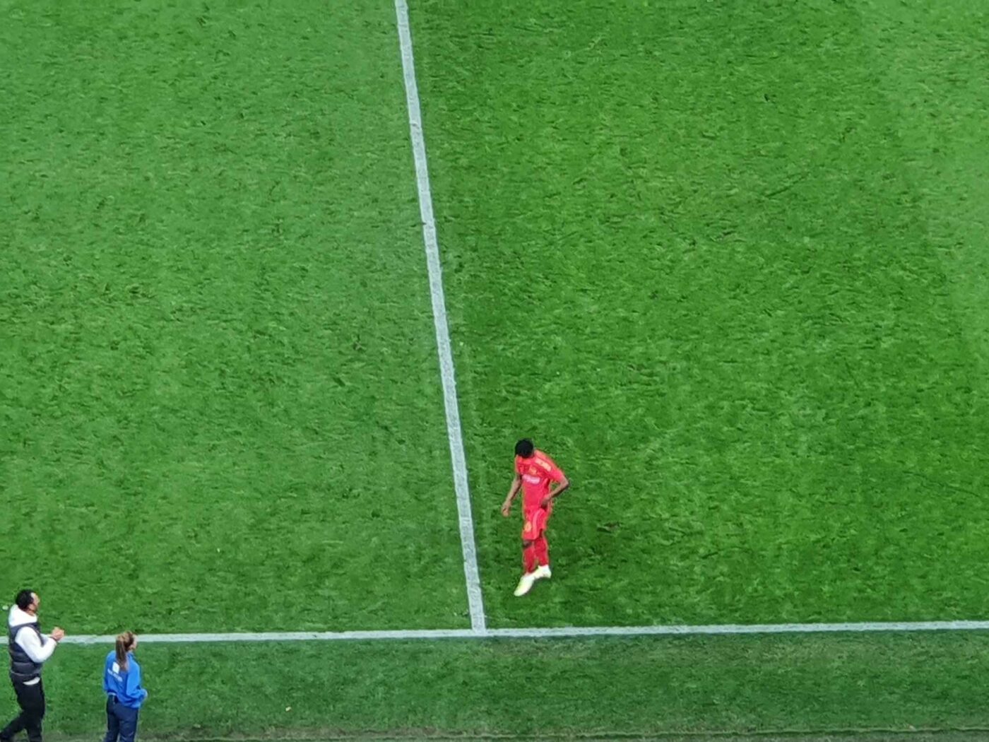 Cum a reacționat Elias Charalambous când a văzut că Nana Antwi a luat roșu și a început să plângă! Antrenorul FCSB s-a dus glonț spre african și a făcut acest gest!