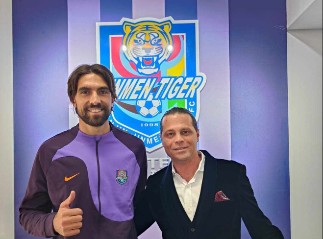 Andrea Compagno a semnat cu Tianjin Tiger și s-a fotografiat cu impresarul italian care a rezolvat transferul de la FCSB în China! SPECIAL