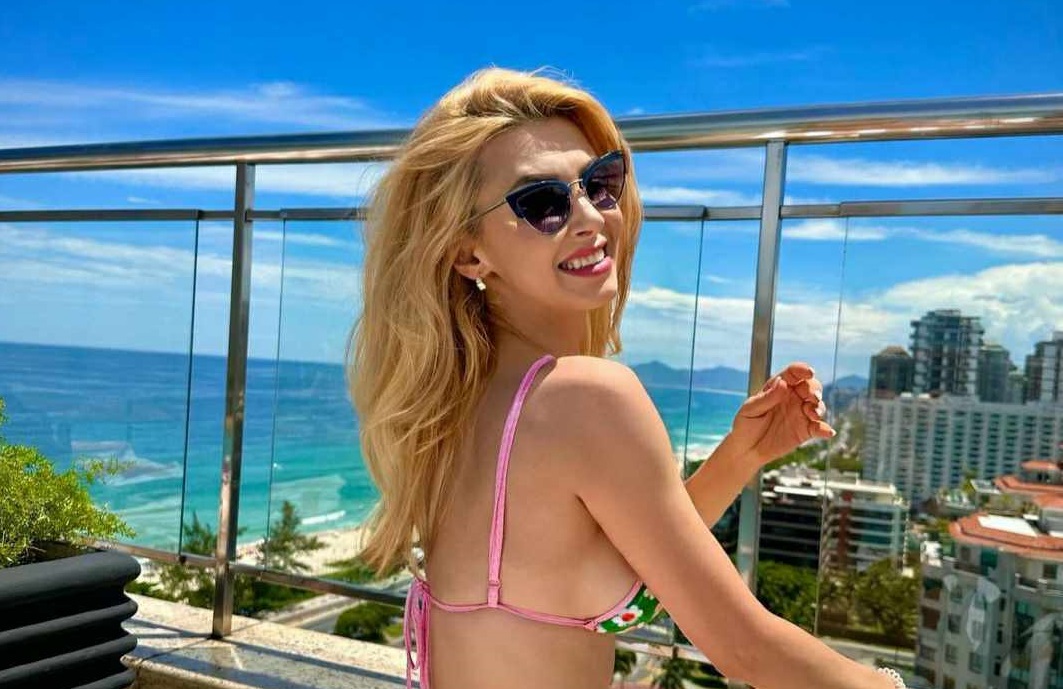 Andreea Bălan, imagini incendiare în Rio de Janeiro. A apărut în costum de baie și a trimis un mesaj cu subînțeles: „Dați swipe să le vedeți”. GALERIE FOTO