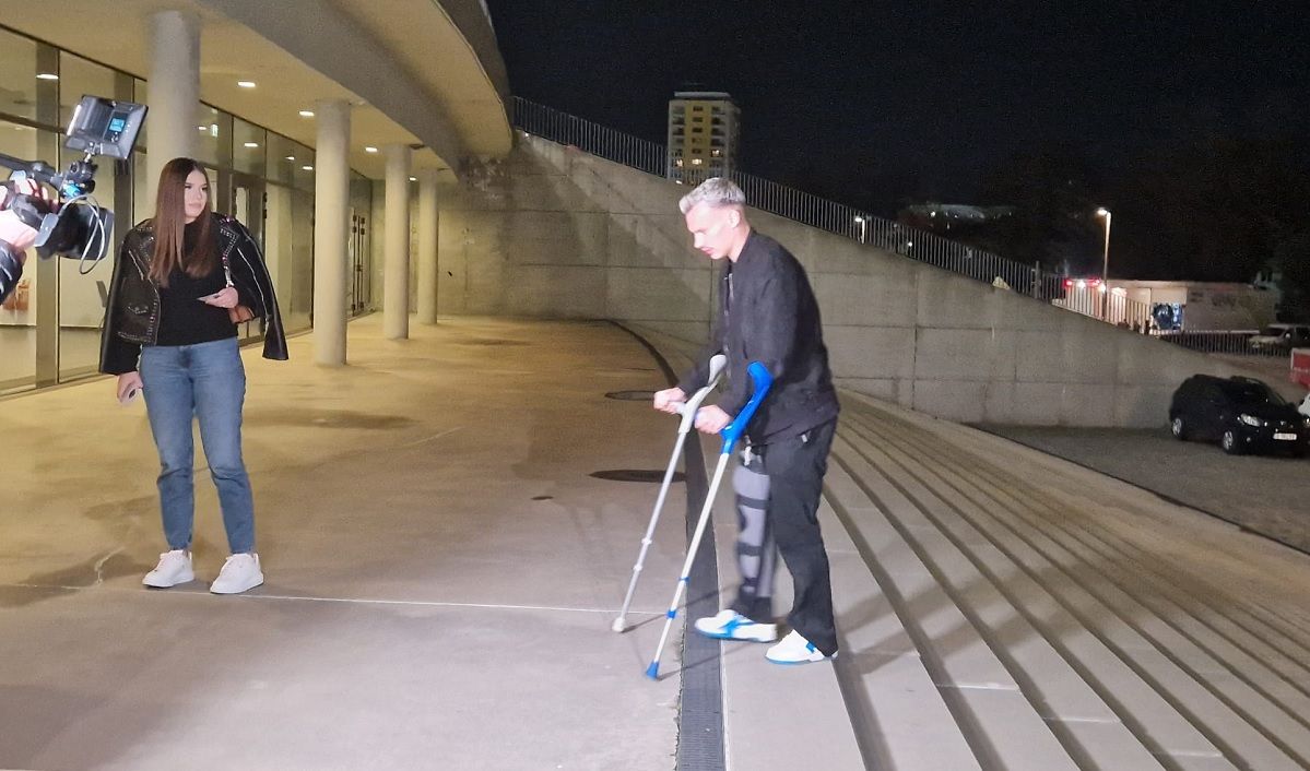 Apariție dureroasă a fotbalistului lui Gigi Becali. A venit în cârje la stadion și a fost ajutat de iubită