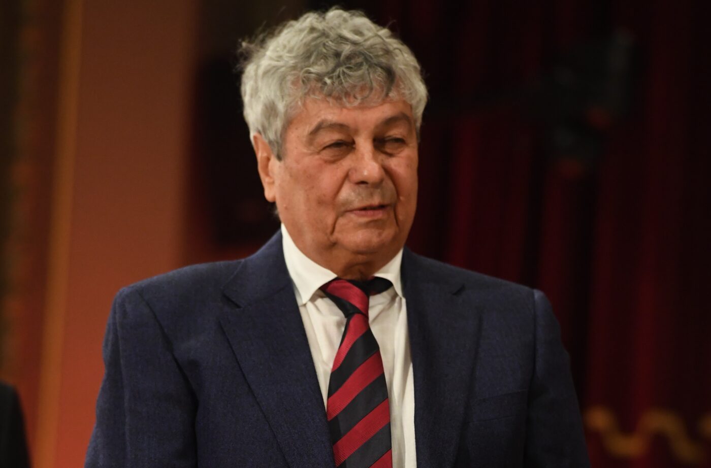 Au trecut 60 de ani de când Mircea Lucescu a întâlnit-o prima dată pe soția lui, la cantină! Apoi, a urmărit-o într-un tramvai: s-a năpustit asupra bagajului ei!