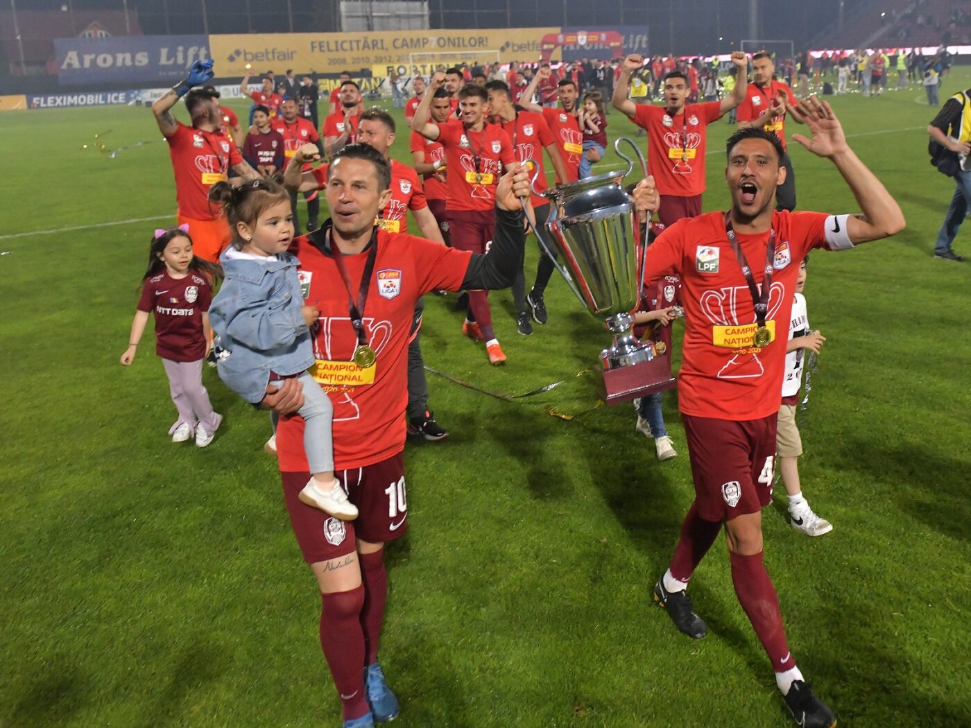 Fotbalistul de la CFR Cluj care își face KO toți rivalii pe post. A ajuns la al 12-lea care încearcă să-i ia locul. SPECIAL