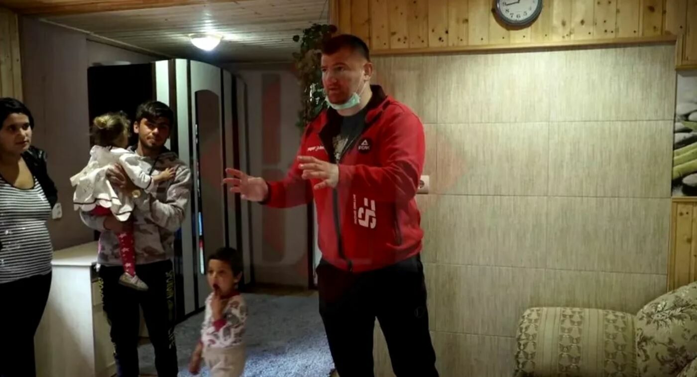 Ce s-a ales de casa pe care Sergiu Ciobotariu, tăticul călăreț din Iași, a primit-o cadou de la Cătălin Moroșanu și pe care apoi a vândut-o fără jenă!