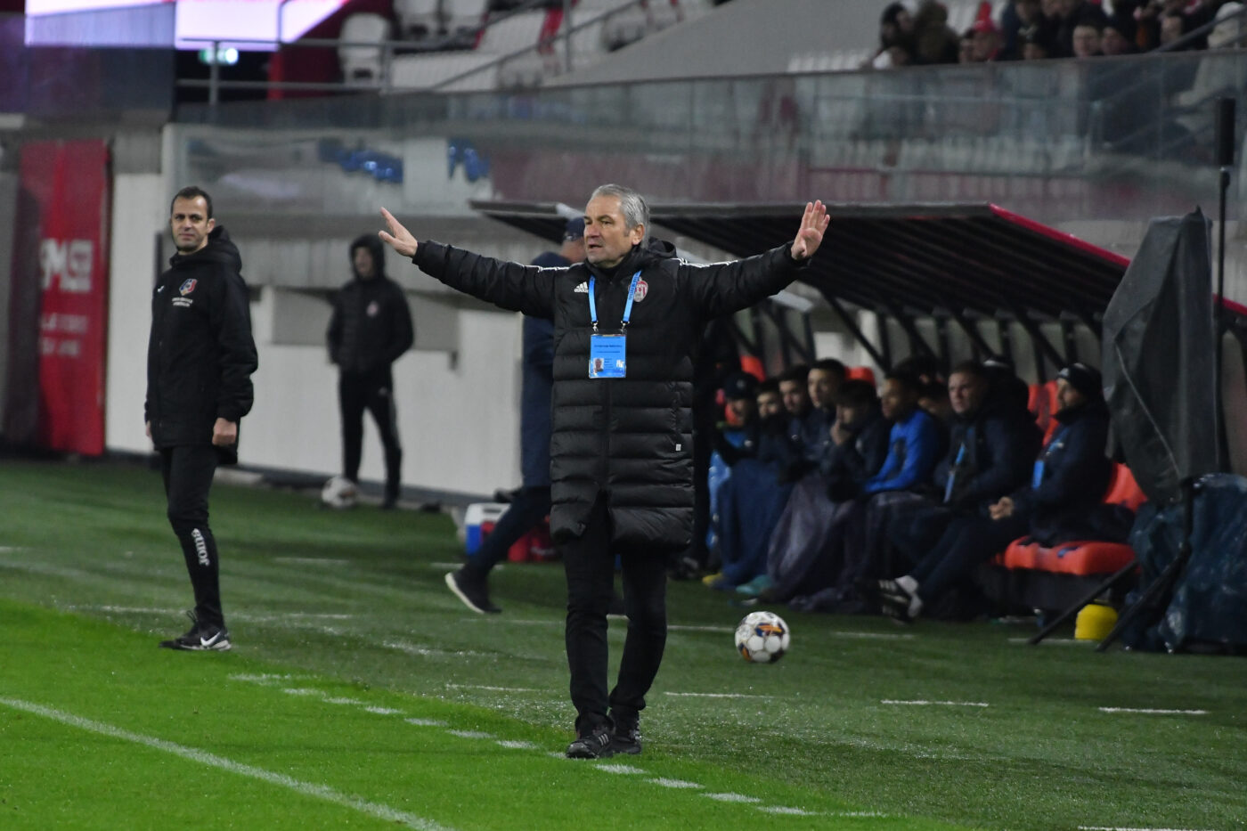 Clubul din Superliga taie în carne vie! Fotbalistul a fost cedat după ce s-a certat cu antrenorul, direct pe teren