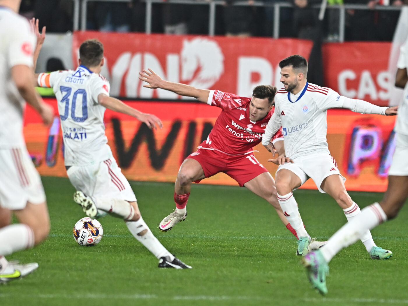 Dezastru pentru Dinamo! Dennis Politic a ieșit accidentat cu Oțelul Galați, după ce a marcat un gol superb