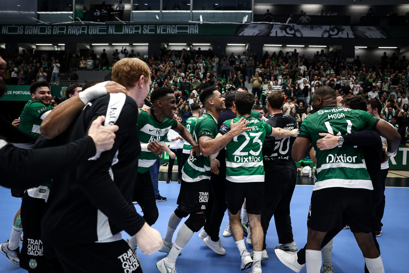 Dinamo, înfrângere dramatică pe terenul lui Sporting în EHF European League și accidentare gravă a vedetei! Obiectivul lui Xavi Pascual este în pericol. Constanța, aproape de o minune cu Fuchse Berlin
