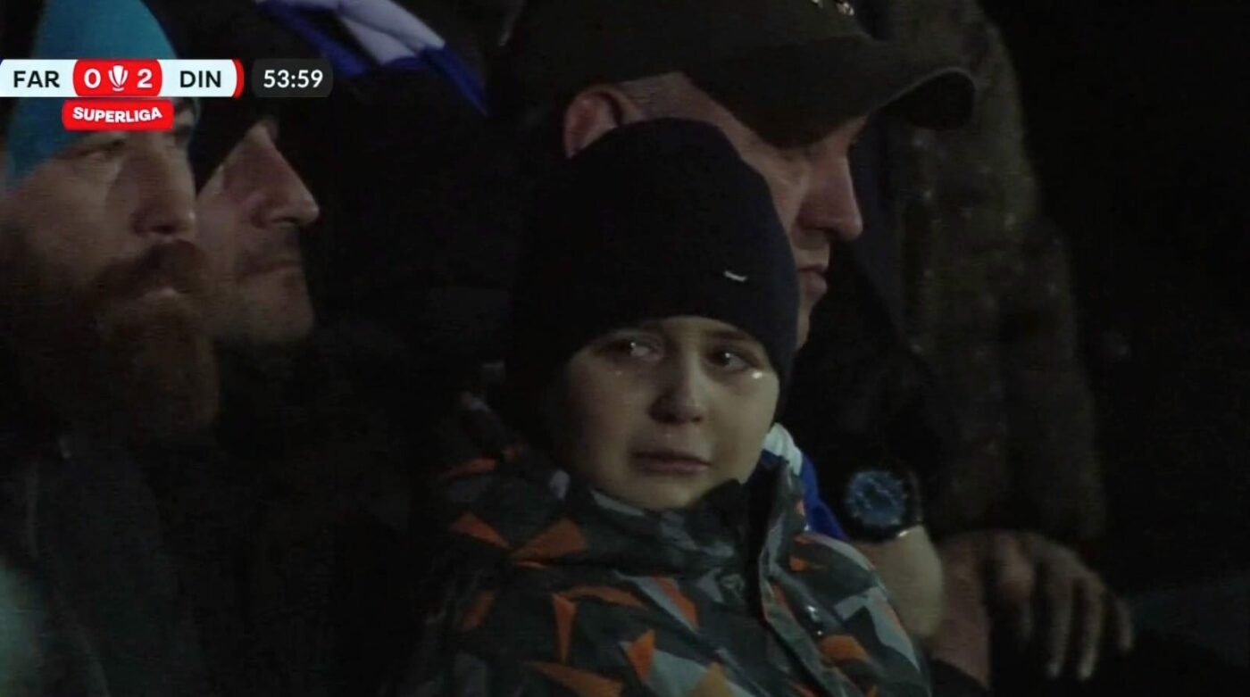 Imagini impresionante cu gestul de mare campion făcut de Gică Hagi, după ce un copil a izbucnit în lacrimi la Farul – Dinamo! Ce a putut să facă „Regele” pentru puștiul pe care campioana l-a „dat în urmărire”. VIDEO