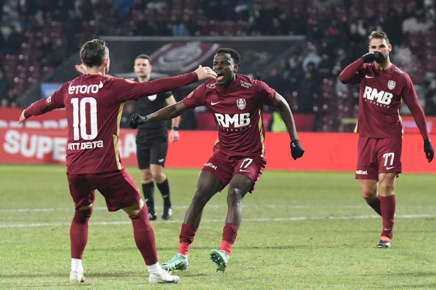Napoli se luptă cu o echipă din Premier League pentru transferul bombă al fotbalistului din Superliga României! Nelu Varga își freacă palmele de bucurie: începe licitația pentru Philip Otele!