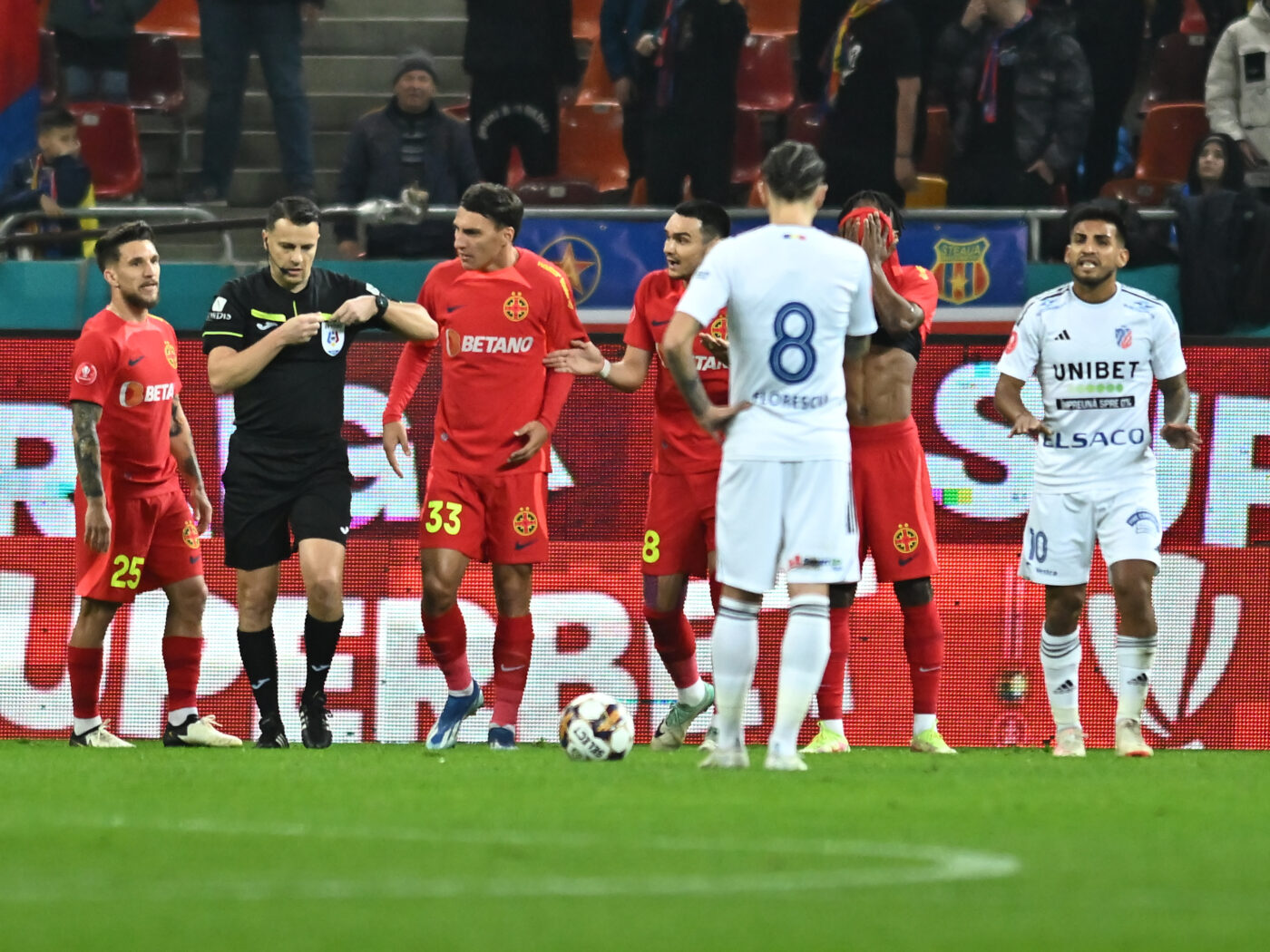 Greșeală penibilă a lui Kaprof în FCSB – FC Botoșani, când scorul pe tabelă era 1-1! Fault inconștient, din spate: l-a accidentat pe Florinel Coman și a fost eliminat pe loc