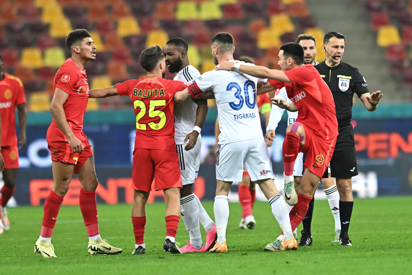 Florinel Coman a sărit la bătaie pe teren în FCSB – FC Botoșani! Fotbalistul lui Gigi Becali a fost călcat pe cap și a reacționat violent