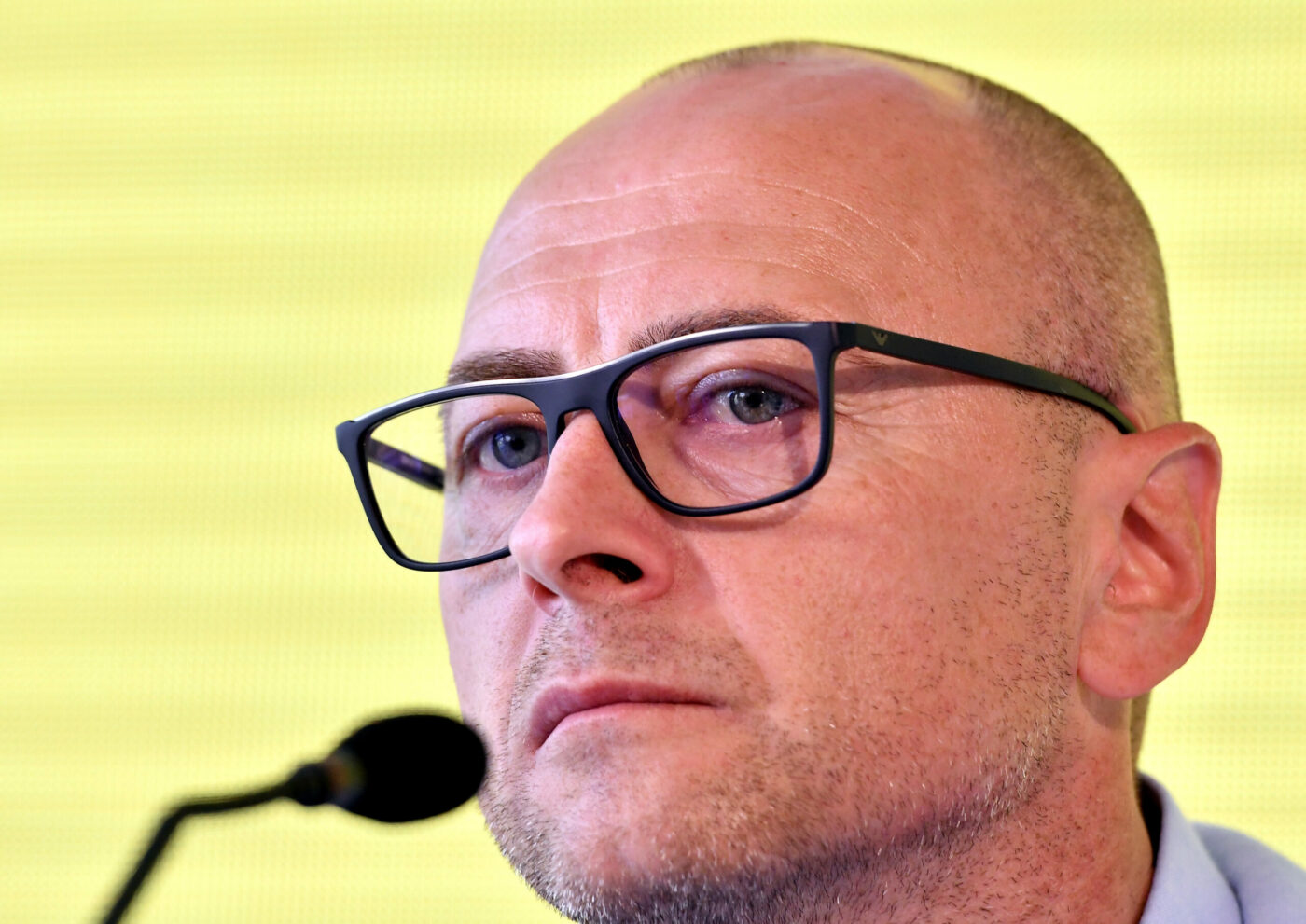 Leo Grozavu, un car de nervi după ce jucătorul său de la Poli Iași s-a ales cu tibia fisurată în urma faultului criminal făcut de Paul Papp. Acuzații grave ale tehnicianului: „Toate aceste arbitraje sunt direcționate!”