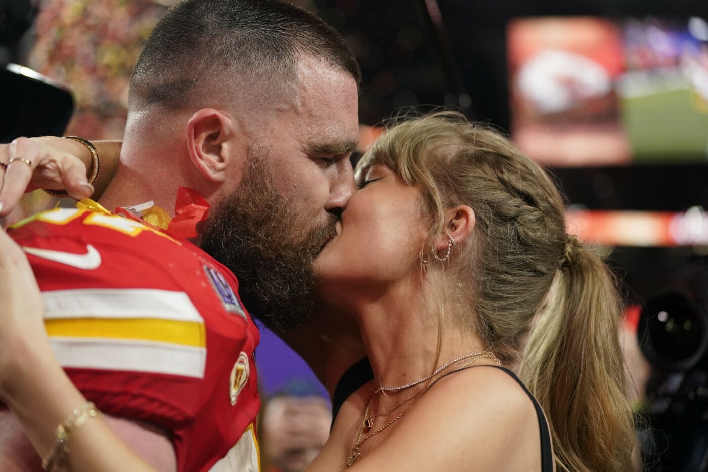 Miliardara în euro și-a ieșit din minți la finala Superbowl! Nu a mai ținut cont de ce crede lumea și l-a sărutat direct pe jucător: imaginile fac înconjurul planetei!