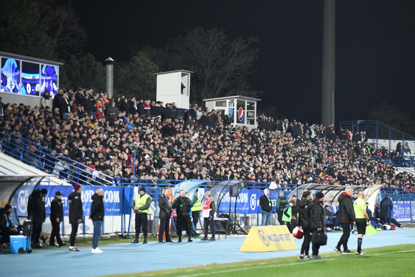 Un ieșean a rămas șocat când și-a văzut iubita la TV, în timpul transmisiunii meciului Poli Iași – Rapid 3-1! Ce făcea aceasta în tribună și ce mesaj a afișat în văzul tuturor