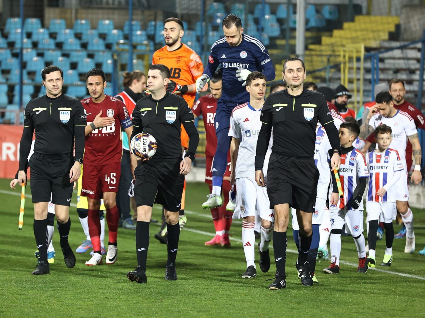 Andrei Chivulete, ironizat în ultimul hal după Oțelul – CFR 2-2: „Când arbitram eu, unul ca el avea loc doar să deschidă ușa la sală!”. VIDEO