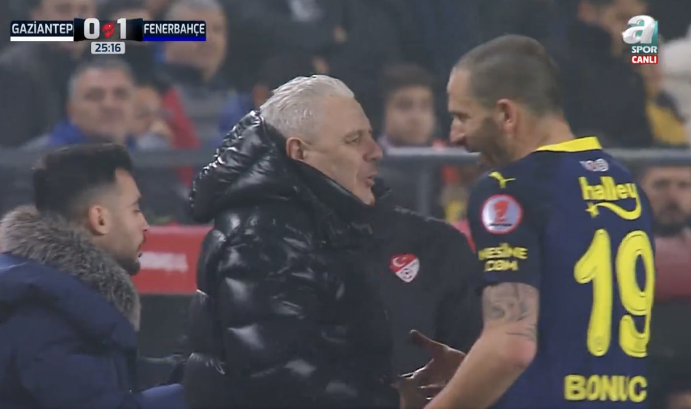 Marius Șumudică a cerut penalty cu VAR, iar Leonardo Bonucci s-a dus glonț spre antrenorul român! Ce au surprins camerele TV între român și starul lui Fenerbahce