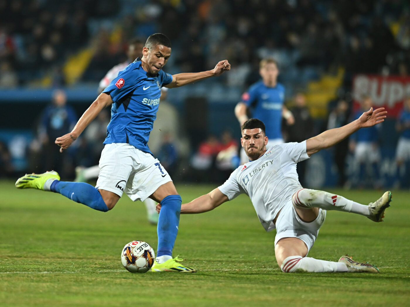 Sigla unei echipe din Superliga s-a vândut cu doar 10.000 de euro! Licitația s-a făcut într-un anonimat aproape total
