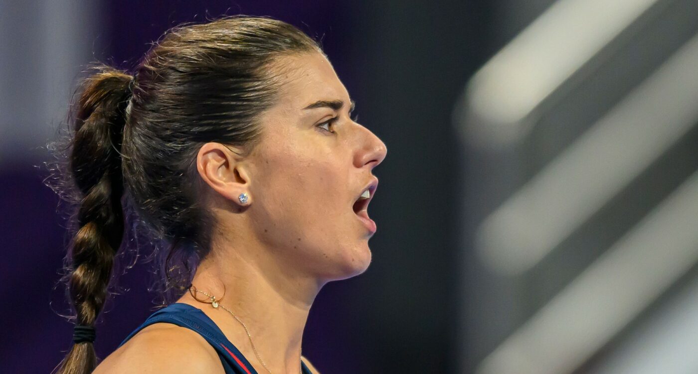 Ce i-a putut striga un român din tribune Soranei Cîrstea, înainte de a pierde semifinala de coșmar cu Jasmine Paolini la Dubai: „Te rog!”