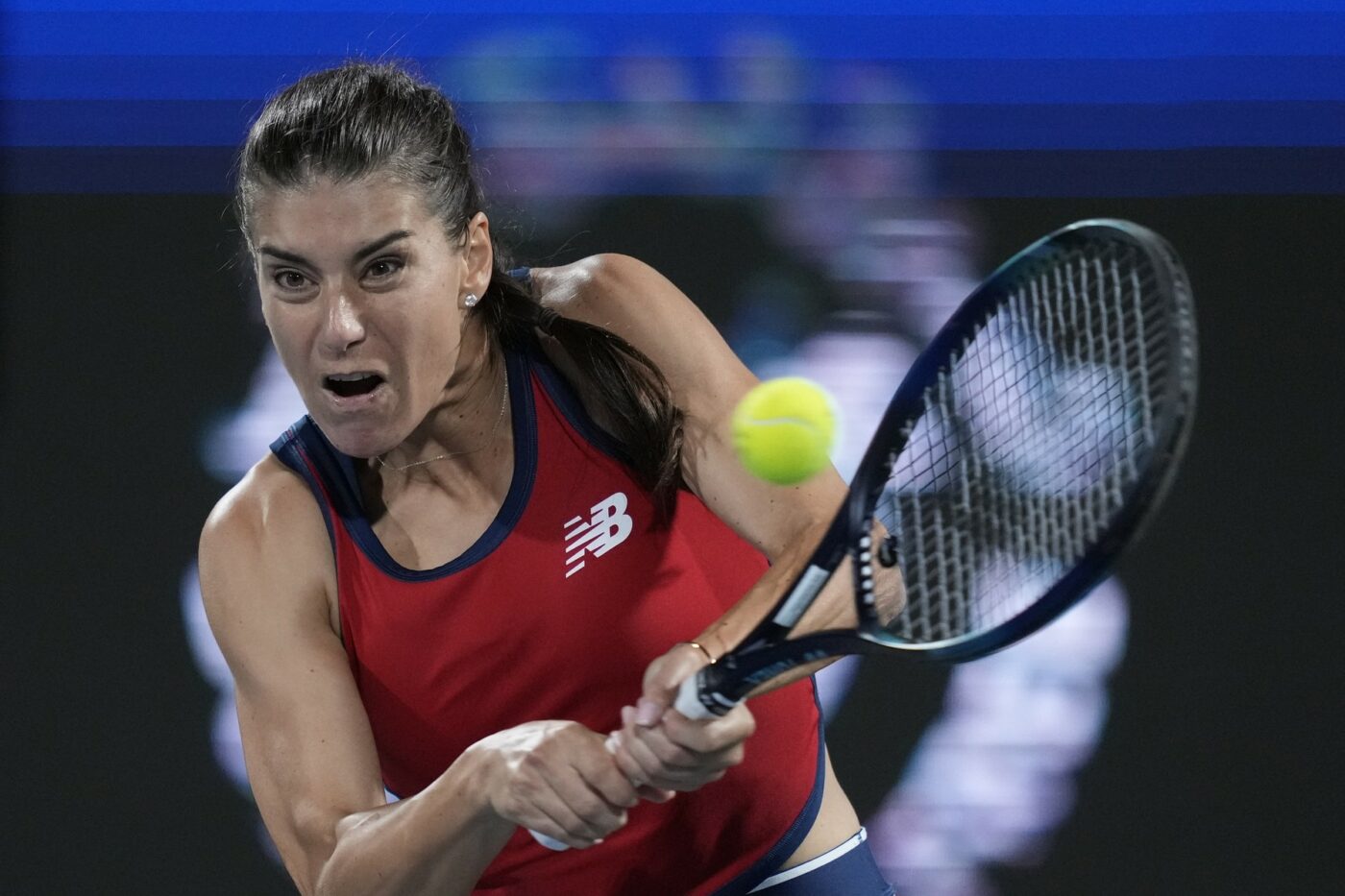 Sorana Cirstea a scris istorie la Dubai! In timp ce Simona Halep a intrat in „purgatoriul” carierei sale, rivala de-o viata infloreste