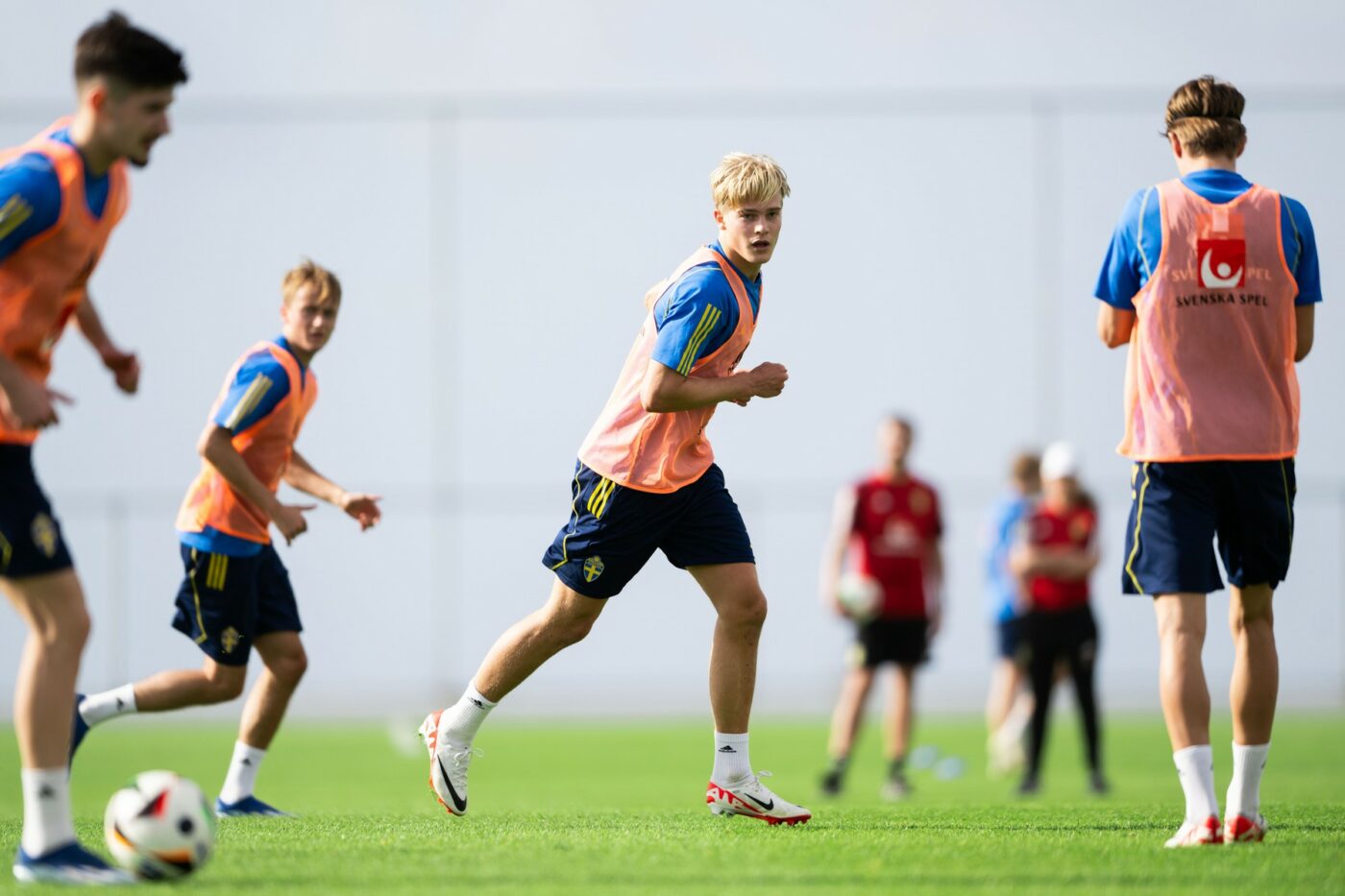 Transfer șoc pentru echipa lui Radu Drăgușin. Fotbalistul aproape semnase cu FC Barcelona, dar s-a răzgândit și a fugit la clubul românului din Premier League