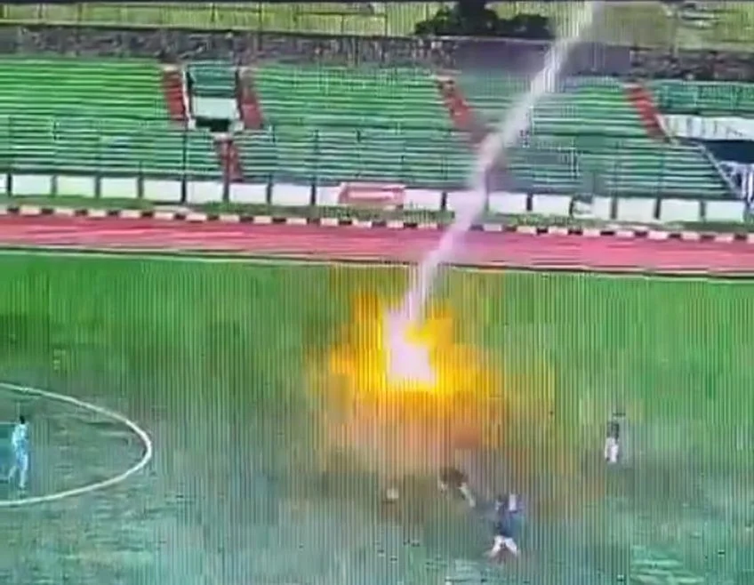 Un fotbalist a murit după ce a fost lovit de un fulger. Imaginile sunt tulburătoare. VIDEO