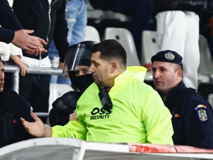 Scandal incredibil la Dinamo – Hermannstadt! Șeful stewarzilor, scos pe sus de jandarmi, după ce a declanșat un conflict uriaș în tribune! VIDEO