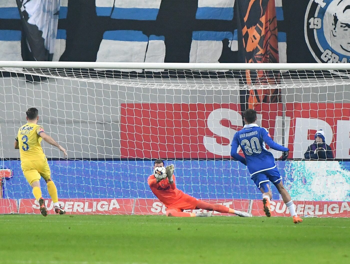 Veste mare pentru unul dintre cei mai buni portari din Superliga. Iubita i-a alinat înfrângerea pe stadion. FOTO