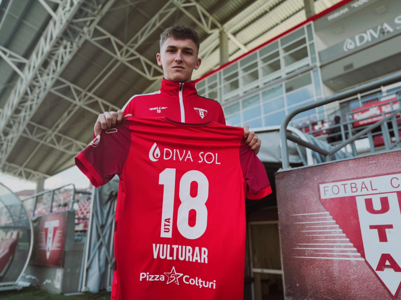 Rapid l-a cedat pe fotbalistul pe care a plătit 700.000 de euro în această iarnă! Jucătorul a fost prezentat oficial la UTA Arad