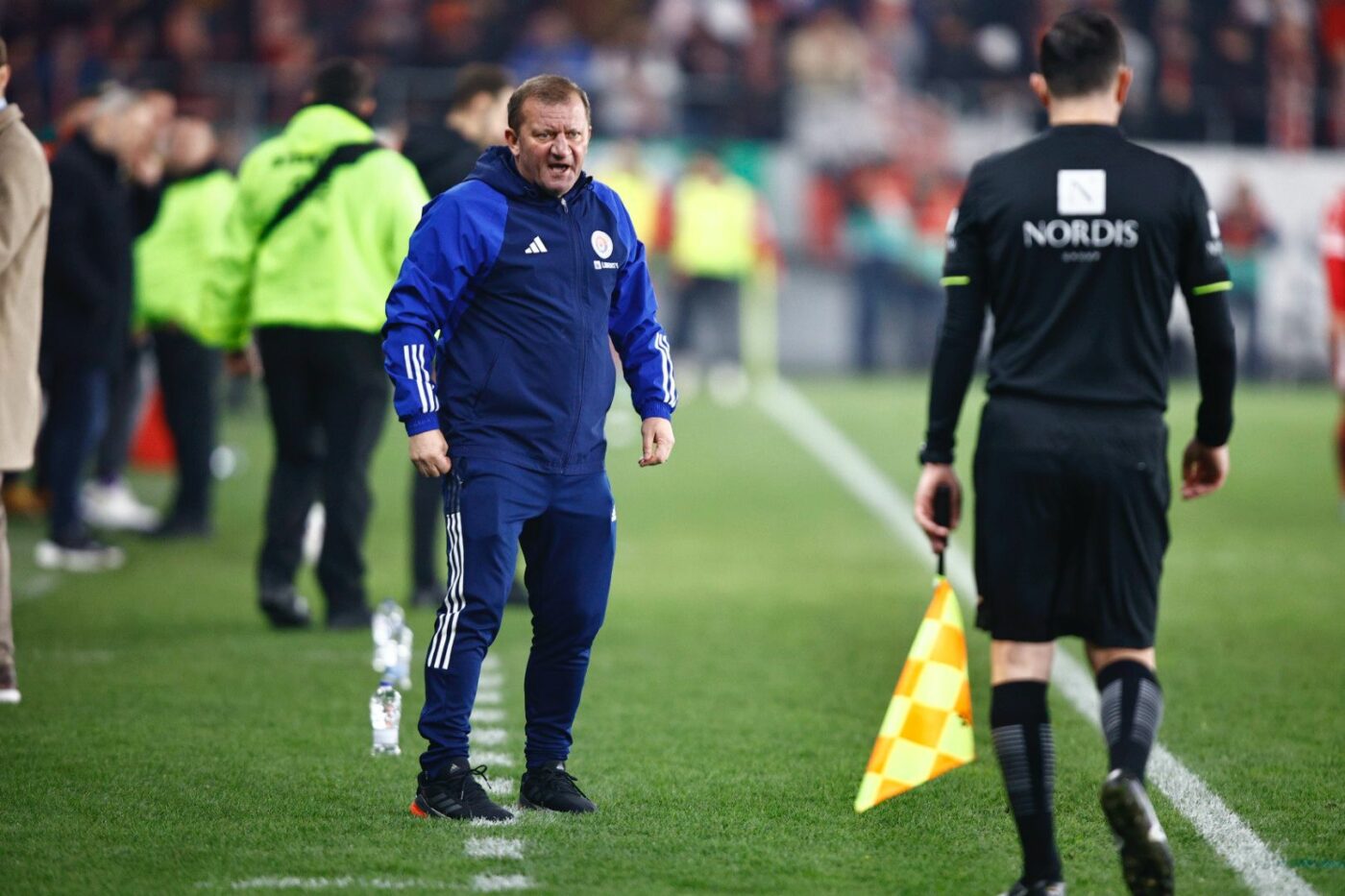Dorinel Munteanu a fost dat afară în Dinamo – Oțelul și apoi a făcut un gest scandalos! Fostul lider al Generației de Aur a luat cartonaș roșu pentru injurii, dar ce a făcut după aceea e deja prea mult