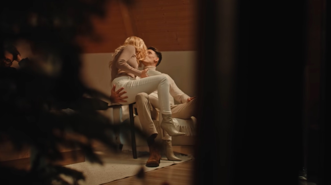 Andreea Bălan, surpriză pentru Victor Cornea! Cum a apărut cântăreața în timpul pregătirilor pentru emisiunea de la Antena 1 unde e jurată