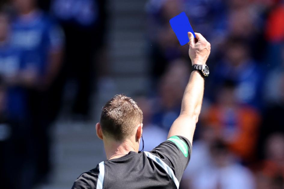 Ce este cartonașul albastru care revoluționează fotbalul mondial, inclusiv Superliga României. Cine îl primește, de ce și ce se întâmplă apoi cu jucătorul penalizat
