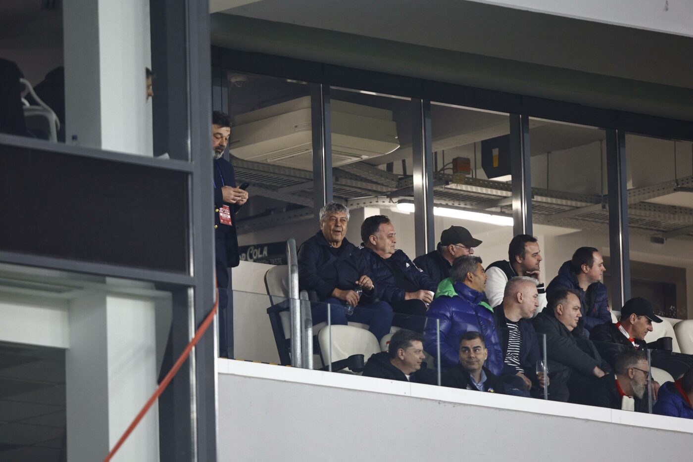 Mircea Lucescu nu ratează niciun meci al lui Dinamo! Fanii s-au îngrămădit să facă facă poze și să ia autograf de la Il Luce la partida cu Hermannstadt