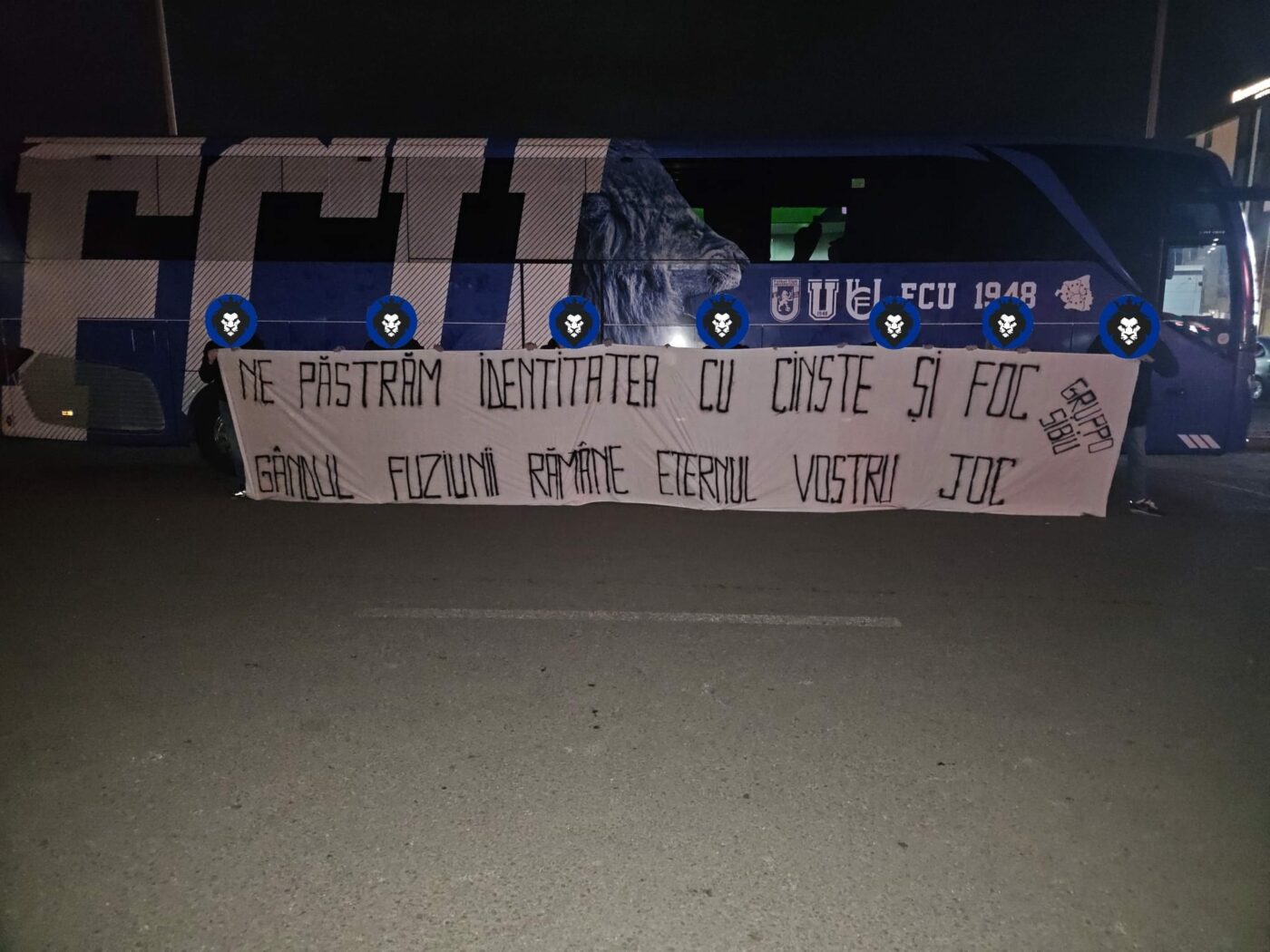 Fanii din Sibiu ai Universităţii Craiova au afişat mesaje anti-fuziune lângă autocarul echipei rivale, FC U