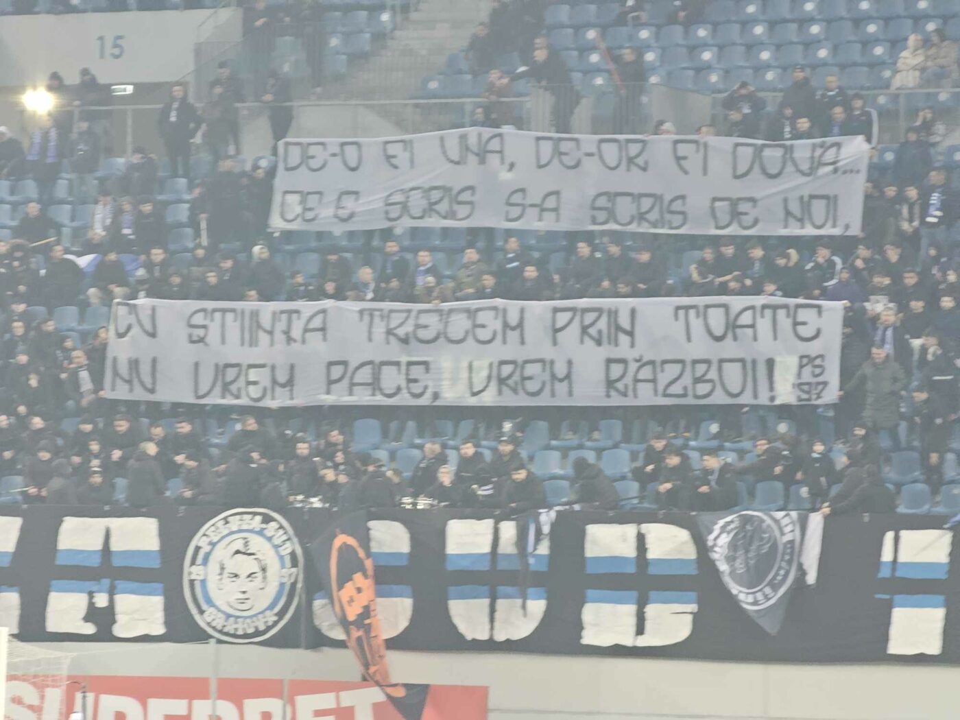 Nu mai e cale de împăcare în Bănie: ultrașii din Peluza Sud 97 au împânzit Craiova cu mesaje anti-fuziune! Bannerul dur afișat în peluză: „Nu vrem pace, vrem război!”. FOTO