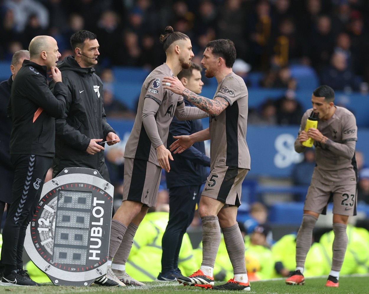 Fanii lui Spurs au explodat după ce Radu Drăguşin a fost iar rezervă! Managerul Ange Postecoglou, pus la zid: „Ține-l rezervă pe Romero! O să pierzi locul 6 dacă nu-l bagi pe român”
