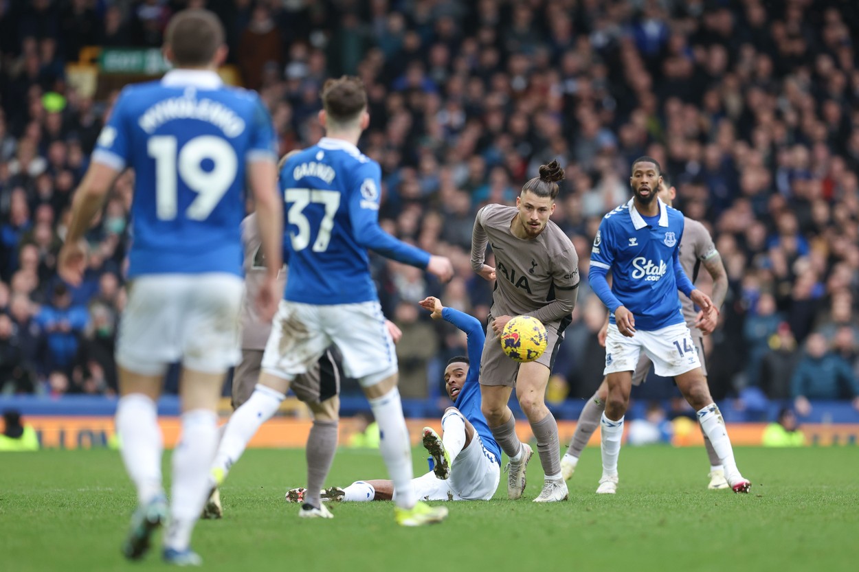 Ce notă a luat Radu Drăguşin, după Everton – Tottenham! Au ținut cont că gazdele au egalat imediat ce a intrat românul pe teren