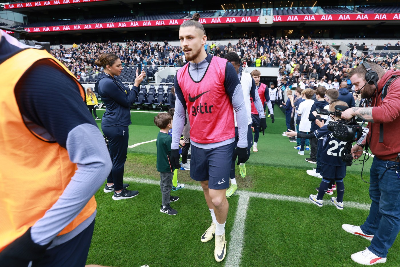 Fanii pornesc revoluția din cauza lui Radu Drăgușin. S-a aflat promisiunea lui Ange Postecoglu pentru român: l-a mințit pe fotbalist cu nerușinare! „Nu și-a ținut-o”